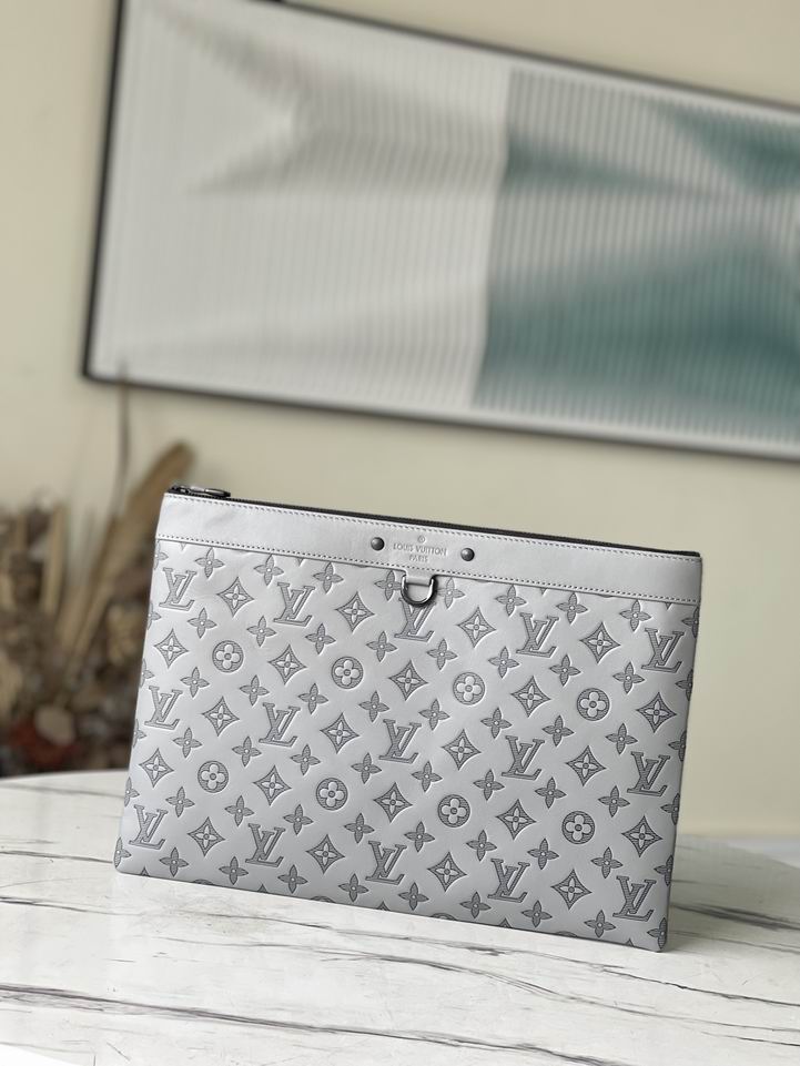 LV Pochette Discovery M81385