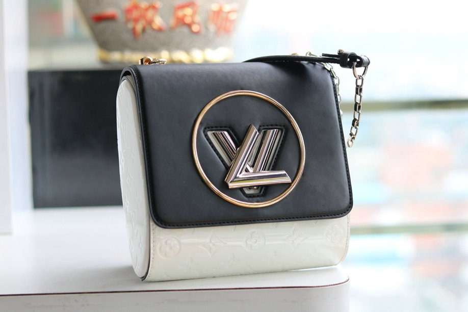 Wholeslae Cheap LV Pochette Twist Monogram Vernis Leather Bags for Sale