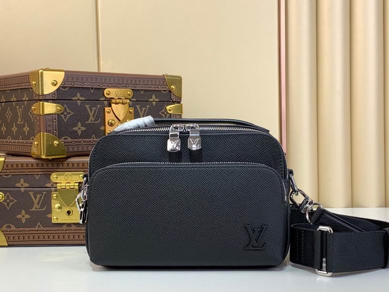 Wholesale AAA Quality Louis Vuitton Avenue Taïga Messenger Bags for Sale
