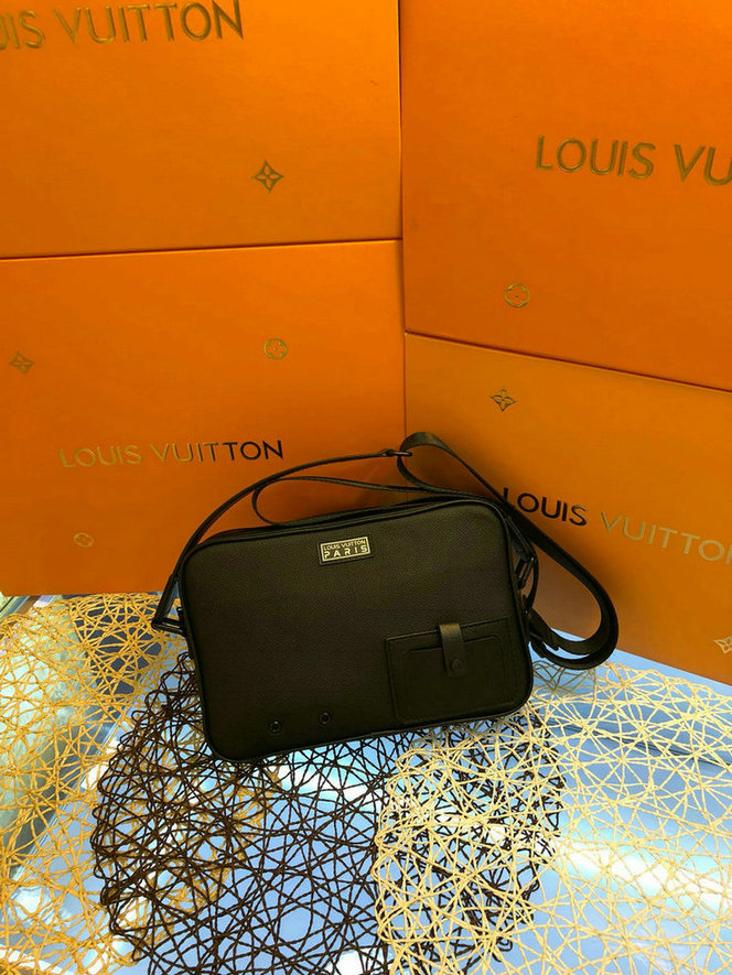 Wholesale Cheap Louis Vuitton Mens Small Messenger Shoulder Bags for sale