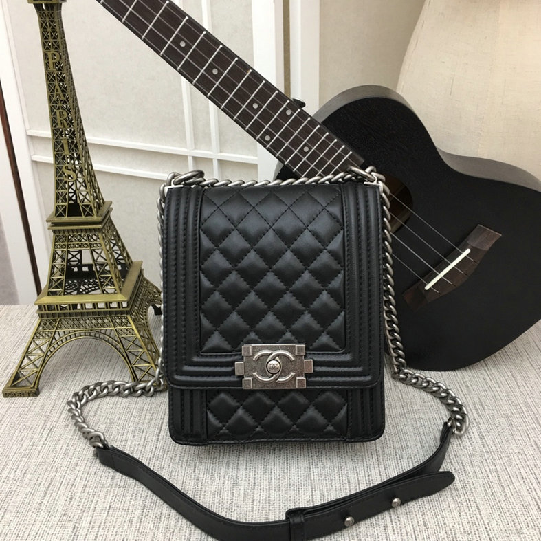 boy chane bag Patent Calfskin & silver-Tone Metal AS0130 black
