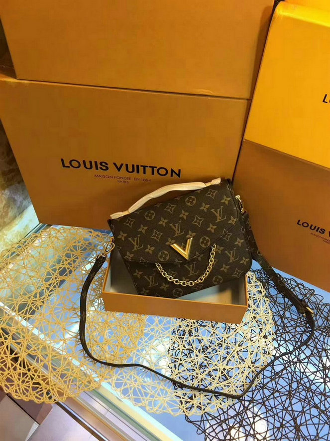 Louis Vuitton Very Messenger Very Leather Handbags