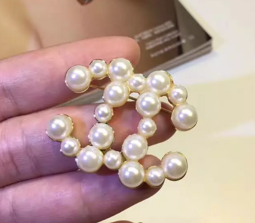 Wholesale Brand Name Brooches Replica-085