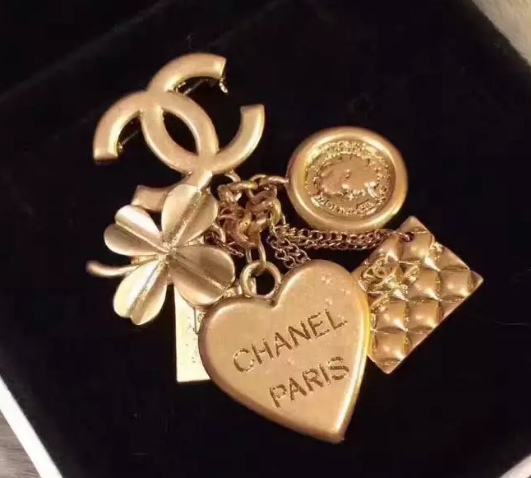 Wholesale Brand Name Brooches Replica-098