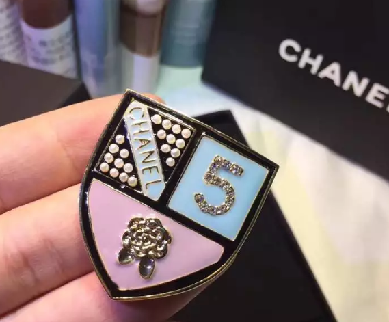 Wholesale Brand Name Brooches Replica-113