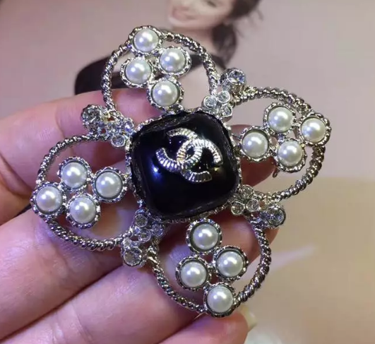 Wholesale Brand Name Brooches Replica-119