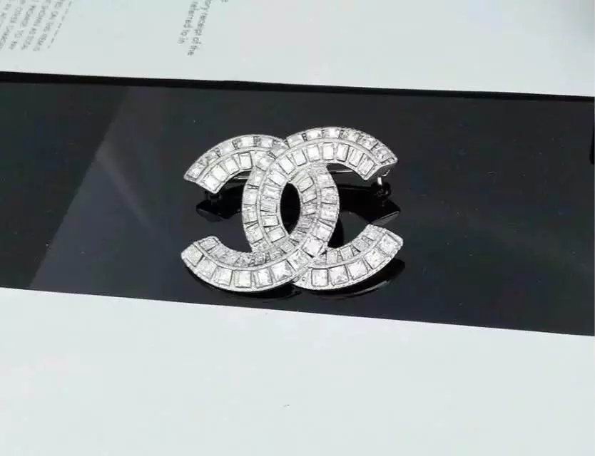 Wholesale Fashion Replica Brooch for women-379