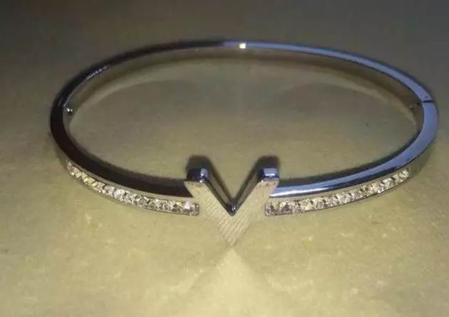 Wholesale Cheap Replica Louis Vuitton Bangles Bracelets-131
