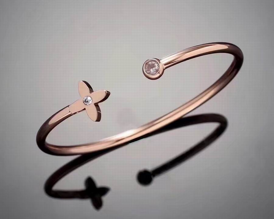 Wholesale Designer Louis Vuitton Replica Bracelets for women-379