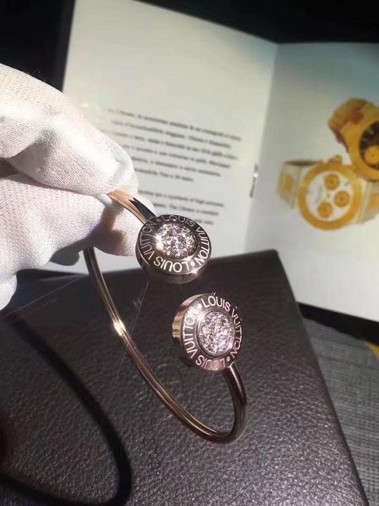 Wholesale Designer Louis Vuitton Replica Bracelets for women-385