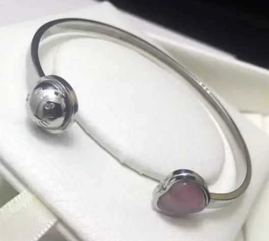 Wholesale Designer Louis Vuitton Replica Bracelets for women-400