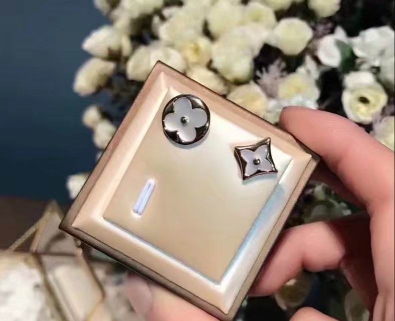 Wholesale Louis Vuitton Replica Earrings for women-066