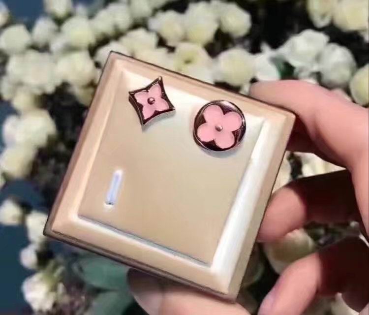 Wholesale Louis Vuitton Replica Earrings for women-067